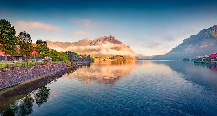 Magnifique lac avec des montagnes en arrière-plan au coucher du soleil.