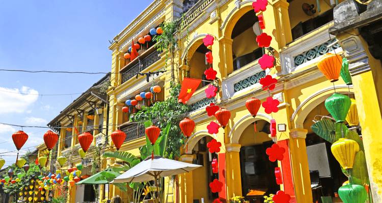 Una calle vibrante con faroles coloridos y edificios tradicionales.
