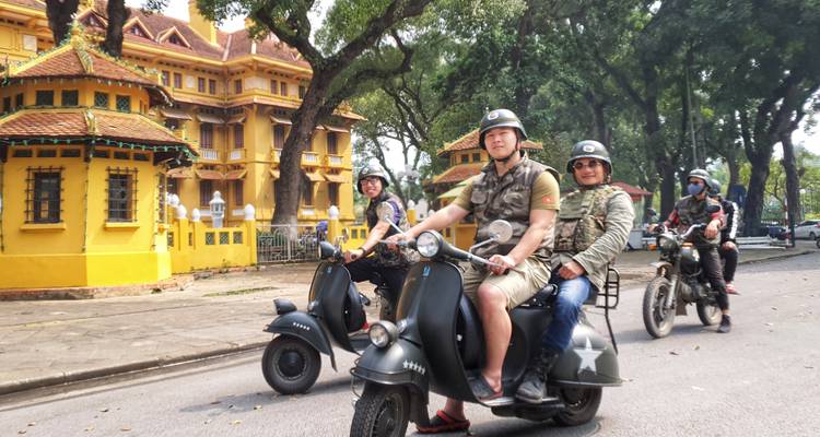 Personas montando scooters vintage en una zona urbana.