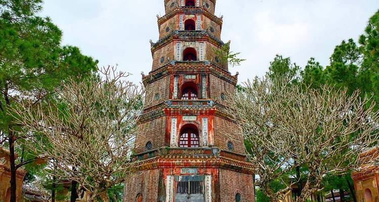 Pagoda alta rodeada de árboles.
