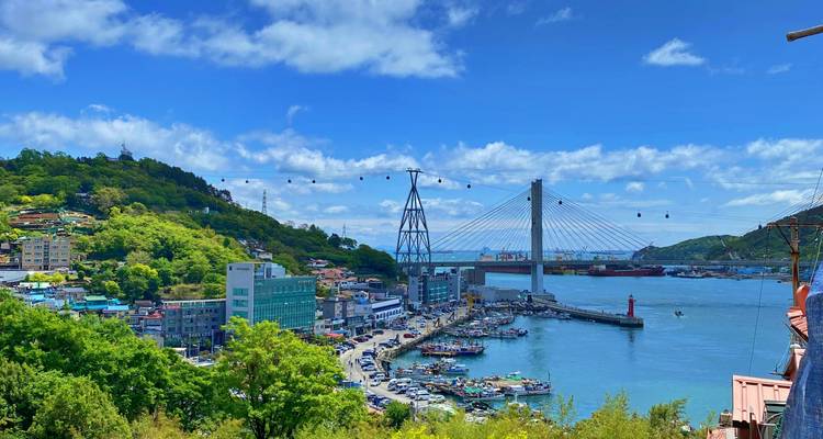 Une ville côtière avec un pont et des téléphériques au-dessus de l'eau.