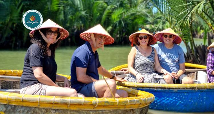 Touristes dans des barques à rames portant des chapeaux traditionnels ; filigrane visible.