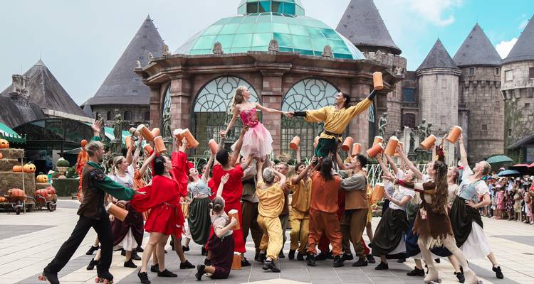 Spectacle avec des acteurs en costumes colorés dans un parc à thème.