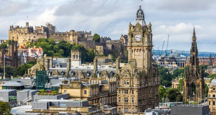 Un paysage urbain avec une architecture historique incluant une tour d'horloge.