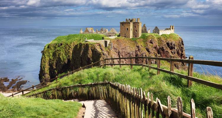 Une forteresse côtière au sommet de falaises surplombant la mer.