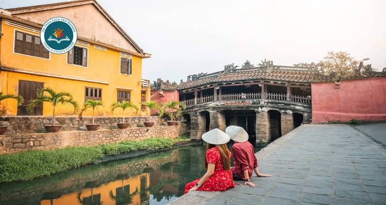 Rue pittoresque avec un canal et des bâtiments traditionnels.