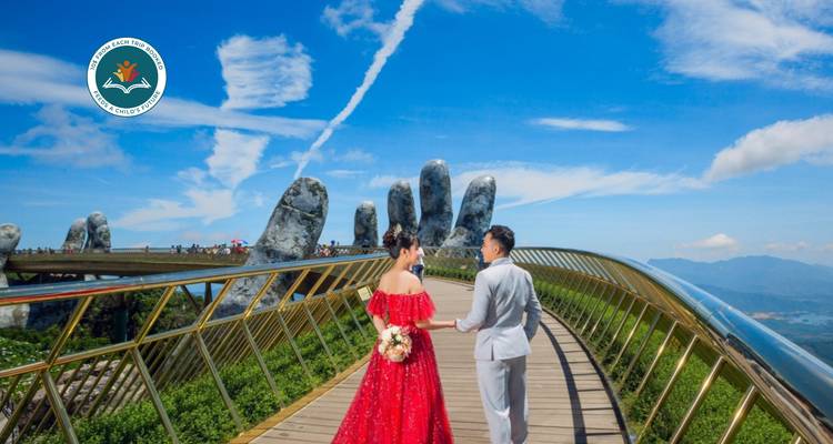 Couple de mariés marchant sur le Pont Doré avec des nuages dramatiques.
