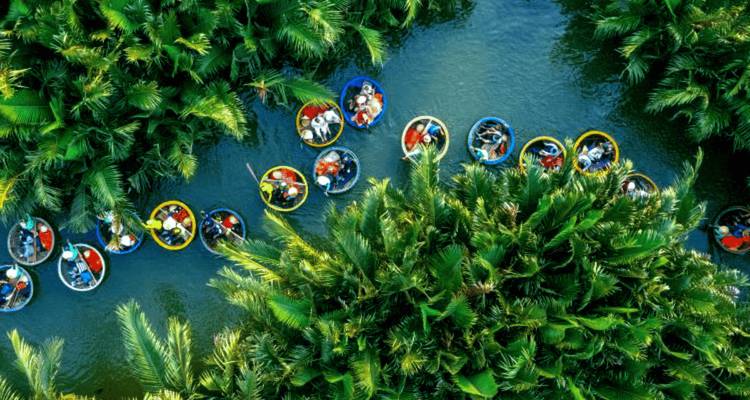 Vue aérienne de personnes dans des bateaux ronds dans une végétation dense.