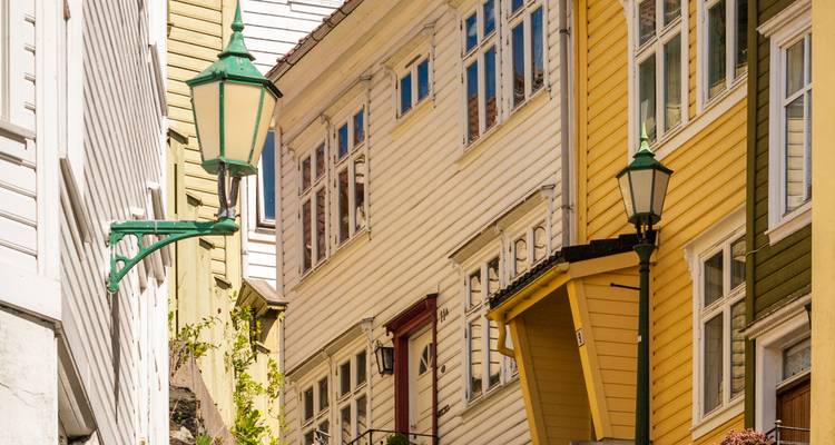 Gros plan de maisons traditionnelles en bois avec des lampadaires décoratifs.