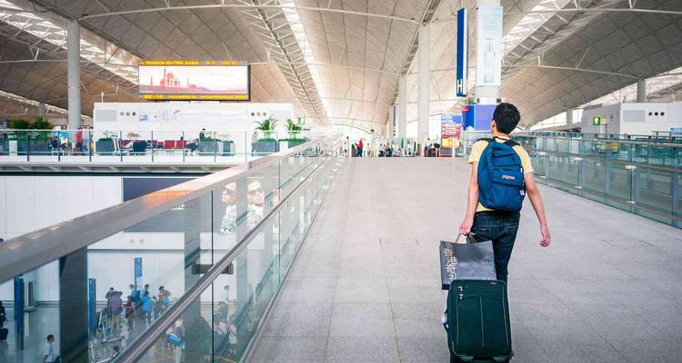 Personne marchant dans un aéroport avec des bagages.