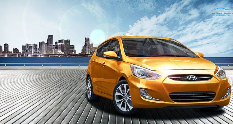 Voiture jaune avec horizon urbain en arrière-plan.