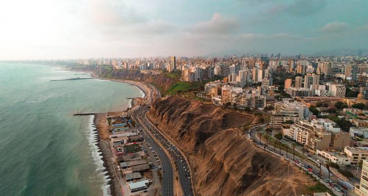Vue aérienne du littoral et du paysage urbain de Lima.