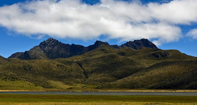 Rollende Andeshooglanden onder ruige pieken en een deken van wolken in Nationaal Park Ilinizas.