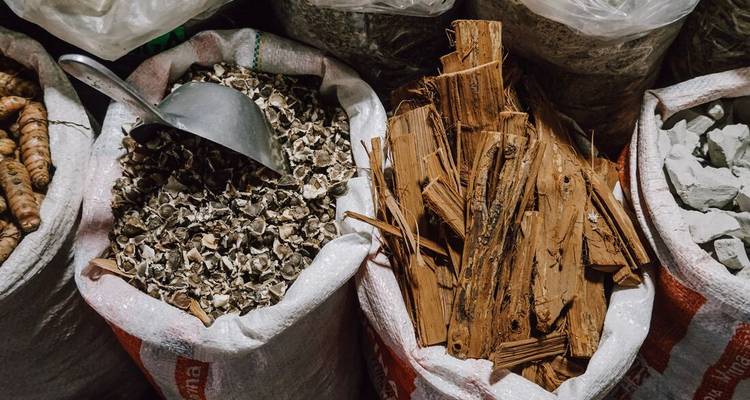 Sacs d'épices et d'herbes séchées exposés à la vente.