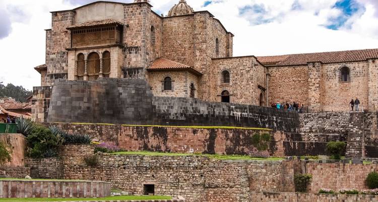 Temple Qorikancha à Cusco, Pérou, avec des touristes en vue.