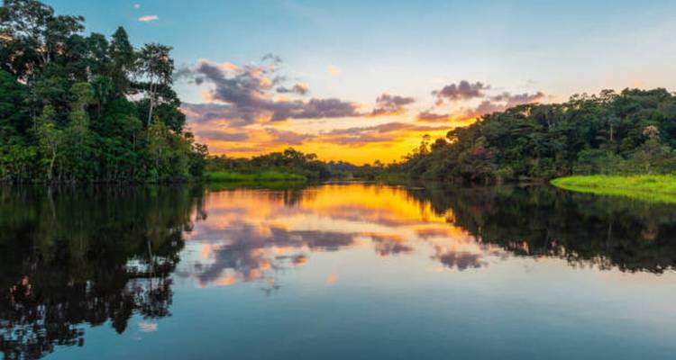 Une rivière pittoresque reflétant un ciel coloré de coucher de soleil.