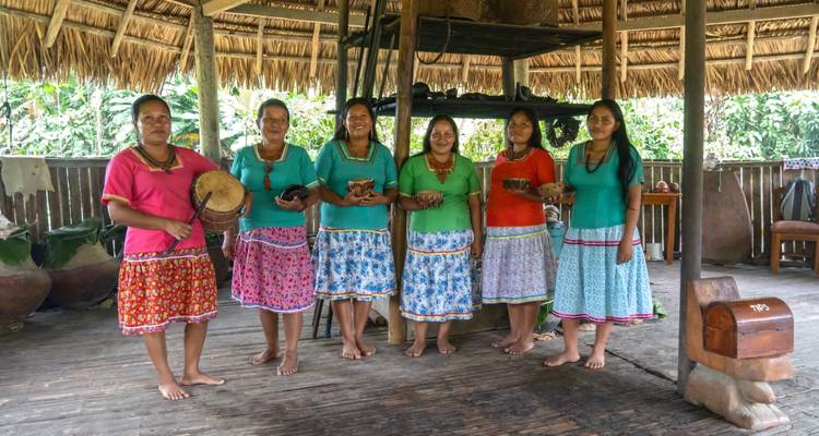 Un groupe de femmes locales en tenue traditionnelle.