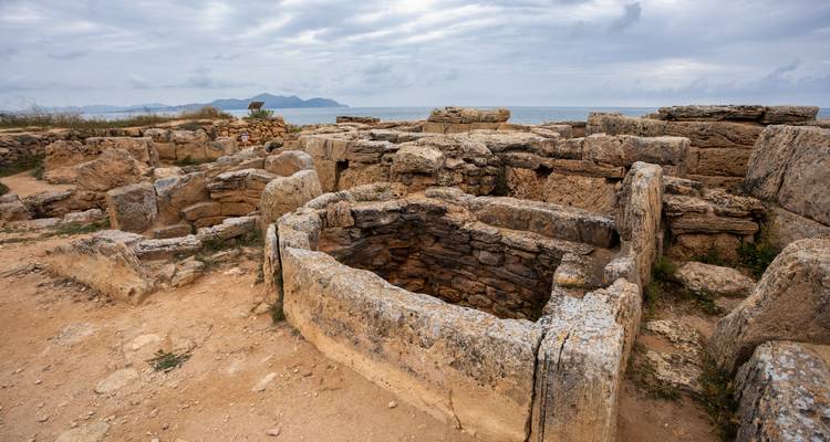 Ruines de pierre anciennes avec la mer en arrière-plan.