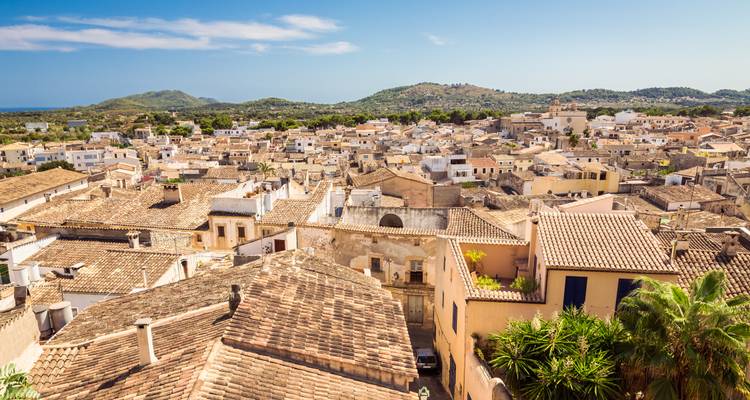 Vue aérienne d'une ville historique avec des toits de tuiles.