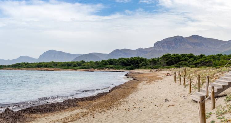 Plage vide avec des montagnes en arrière-plan.