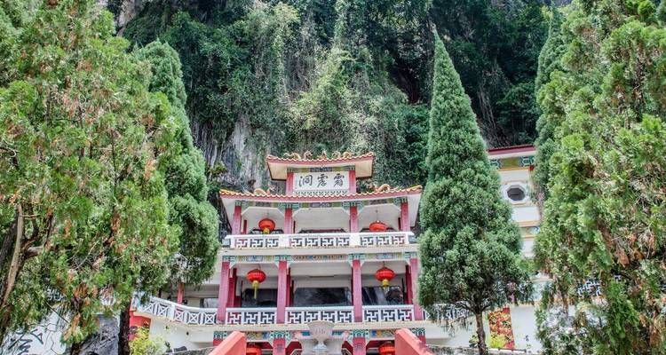 Een traditionele Chinese tempel gebouwd in een bergwand.