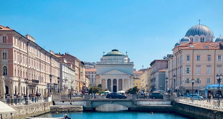 Canal avec bâtiments historiques et une église dans une ville européenne.