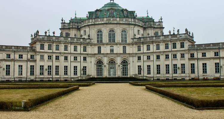 Magnifique bâtiment de palais avec un jardin avant symétrique.