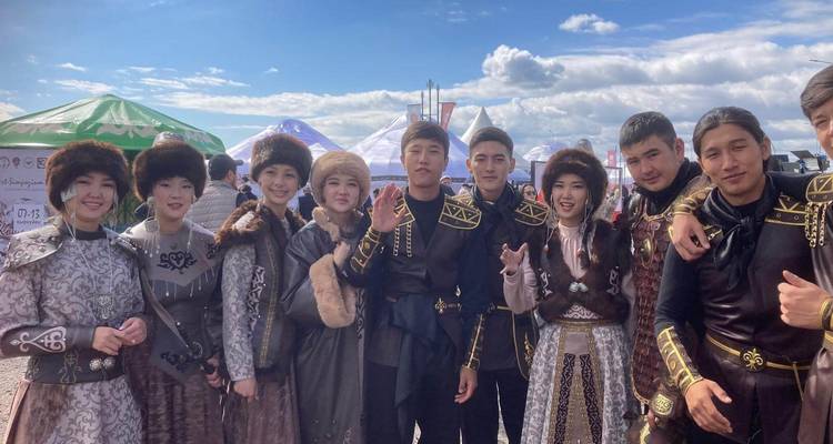 Grupo de jóvenes vestidos con ropa tradicional kirguisa.