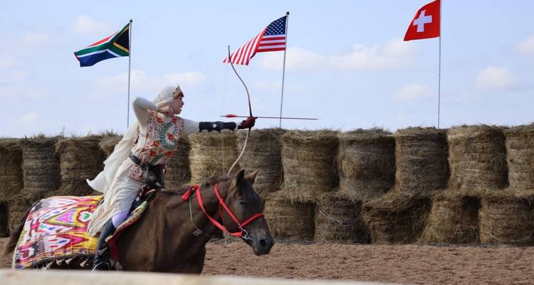 Arquero a caballo actuando durante un evento cultural.