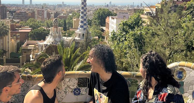 Les voyageurs admirent les mosaïques colorées et les vues panoramiques de Barcelone depuis le parc Güell