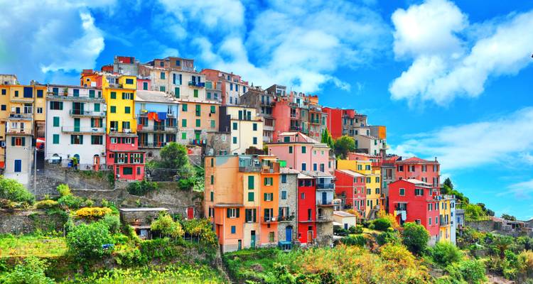 Kleurrijke huizen op een heuvelrug in Cinque Terre, Italië.