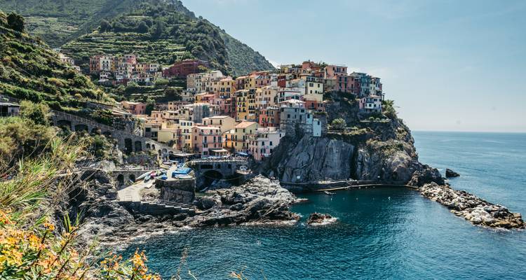 Buntes Klippendorf mit Blick aufs Meer.