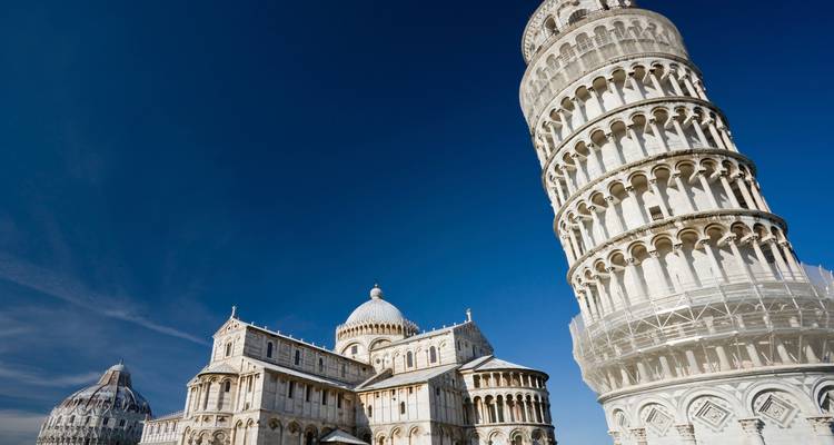 Schiefer Turm von Pisa und Kathedrale unter einem blauen Himmel.