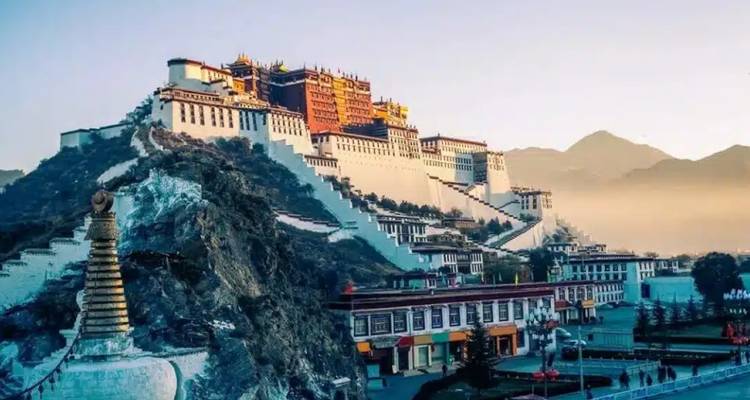 Potala Paleis in Lhasa, tegen een mistige bergachtergrond.