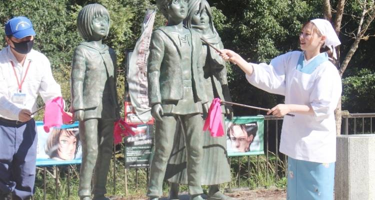 Ceremony with tourists at a statuary exhibit.