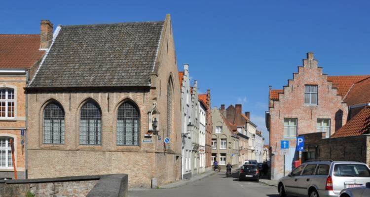 Vue de rue d'une ville pittoresque avec des bâtiments en brique.