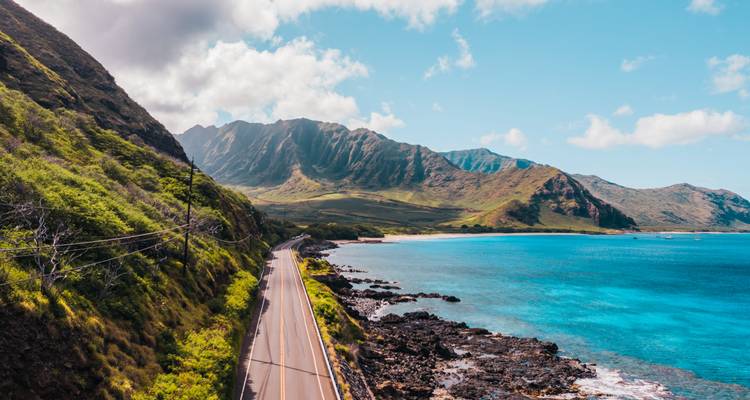 Kustweg langs dramatische kliffen en oceaan.