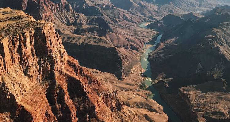 Luchtfoto van Grand Canyon landschap met rivier.