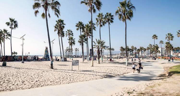 Drukke strandscène op Venice Beach in Los Angeles.