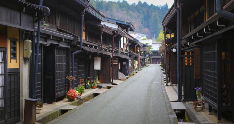 Una calle japonesa tranquila y tradicional bordeada de edificios de madera.