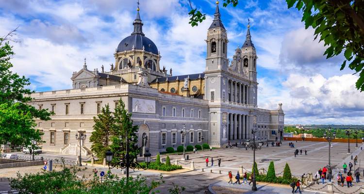 Die große Almudena-Kathedrale überblickt Madrids weitläufigen Platz unter einem teilweise bewölkten Himmel