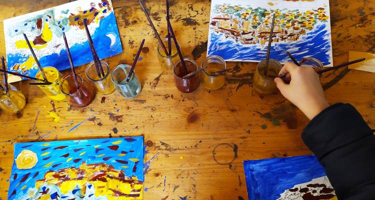Cours de peinture avec des fournitures d'art colorées.