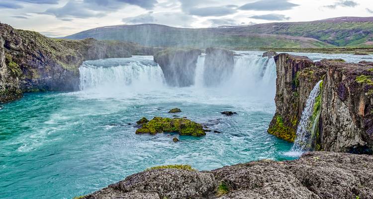 Belle cascade coulant dans une rivière turquoise.