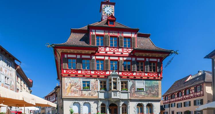 Bâtiment historique coloré avec tour d'horloge et architecture traditionnelle.