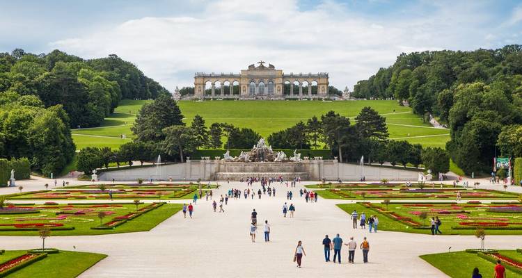 Garden and palace in Schönbrunn, with many visitors