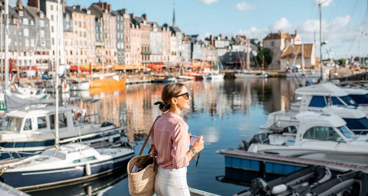 Personne profitant de la vue sur les bateaux dans une marina