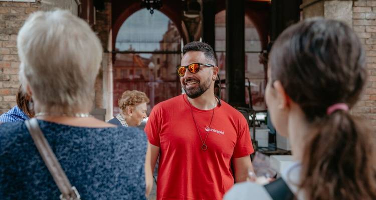 Drukke marktscène met een gids die interacteert met toeristen.