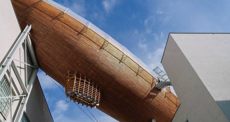 Structure architecturale moderne contre un ciel bleu.