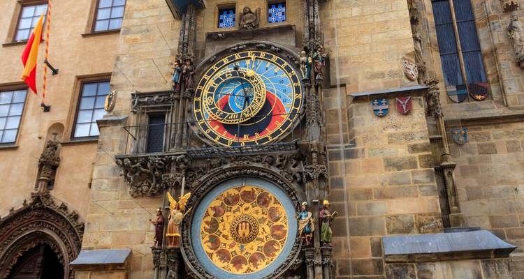 Horloge astronomique sur le mur d'un bâtiment historique.