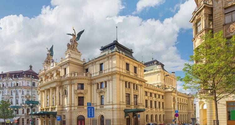 Élégant bâtiment architectural avec statues et colonnes.